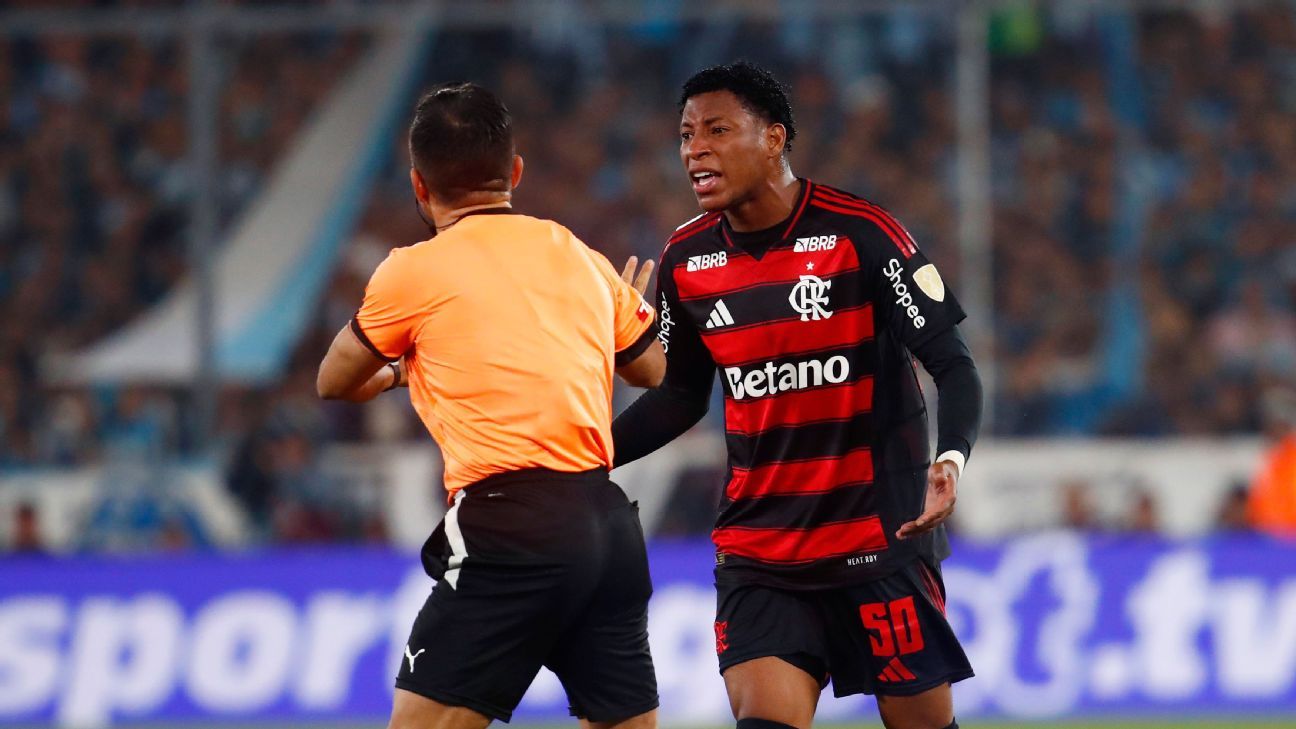 Da 'concorrência' ao 'exagero': por que Plata tem acumulado expulsões no Flamengo