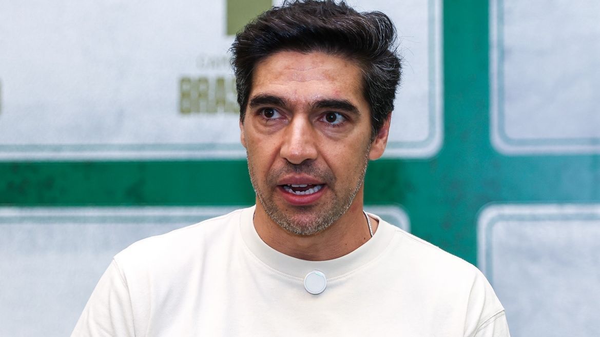 Após 'não' de Abel Ferreira, clube da Premier League define novo alvo para substituir Vitor Pereira