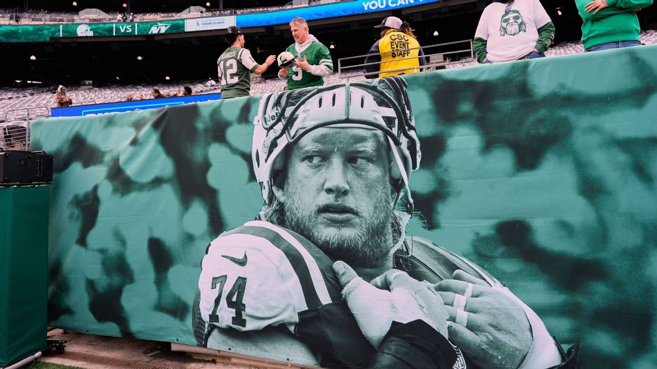 Jets honor late Mangold with tribute before game