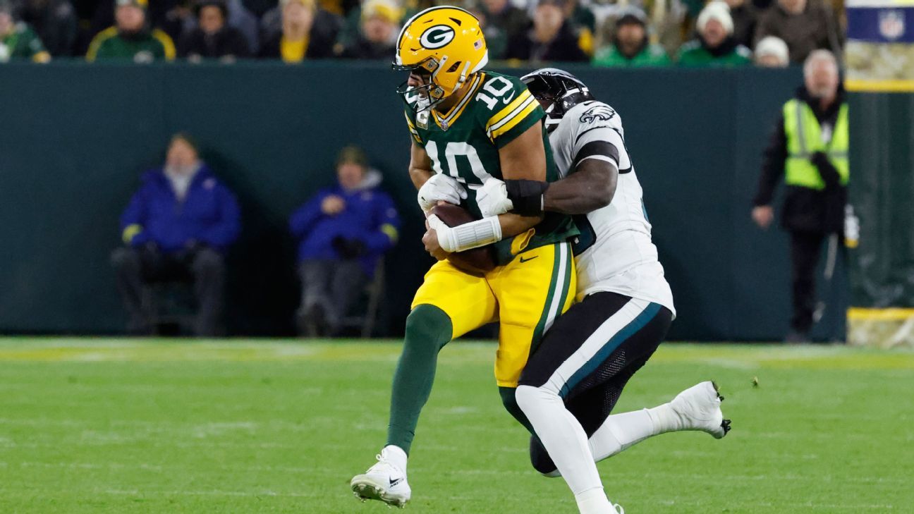 Packers’ offense fails to match defense in loss to Eagles