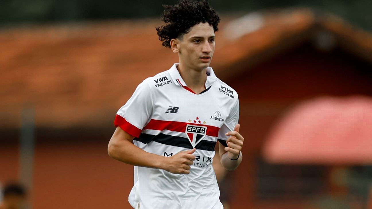Quem é Brenno, joia de 16 anos do São Paulo que brilha na base, fez gol em 1º treino no profissional e chamou atenção de Crespo