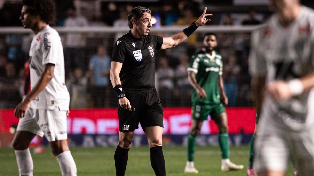 Simon vê erro da arbitragem ao ignorar pênalti para o Palmeiras contra o Santos: 'Tranco pelas costas...'