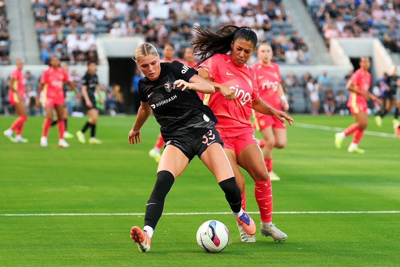 Riley Tiernan con el balón