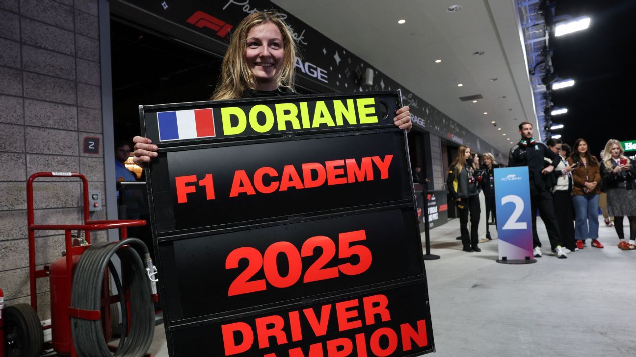 Doriane Pin celebra la victoria en la F1 Academy en Las Vegas.