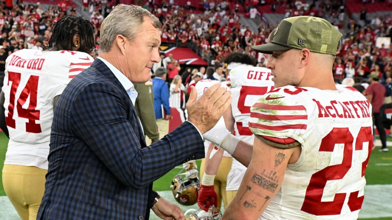 John Lynch y Christian McCaffrey