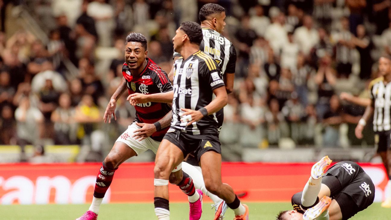 Flamengo vê Palmeiras levar virada, mas empata com Atlético-MG e 'adia' possível título do Brasileirão antes da Libertadores