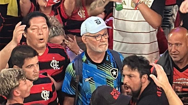 Torcedor do Botafogo surpreende em festa do Flamengo: Virei sócio para a final!