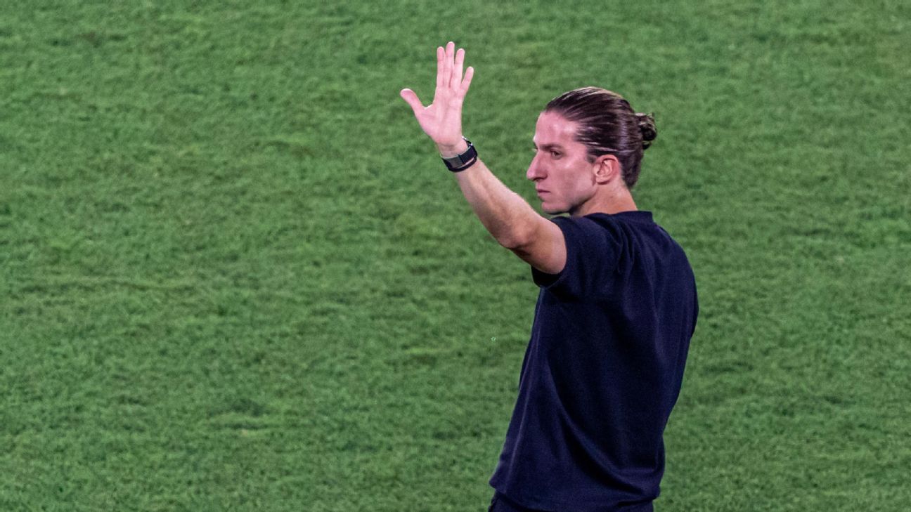 Filipe Luís se iguala a duas lendas do Flamengo após mais um título