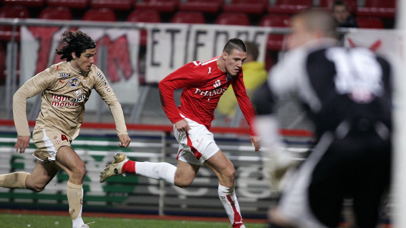 FC Utrecht speelt met bijzondere badge en aanvoerdersband ter herdenking van Di Tomasso