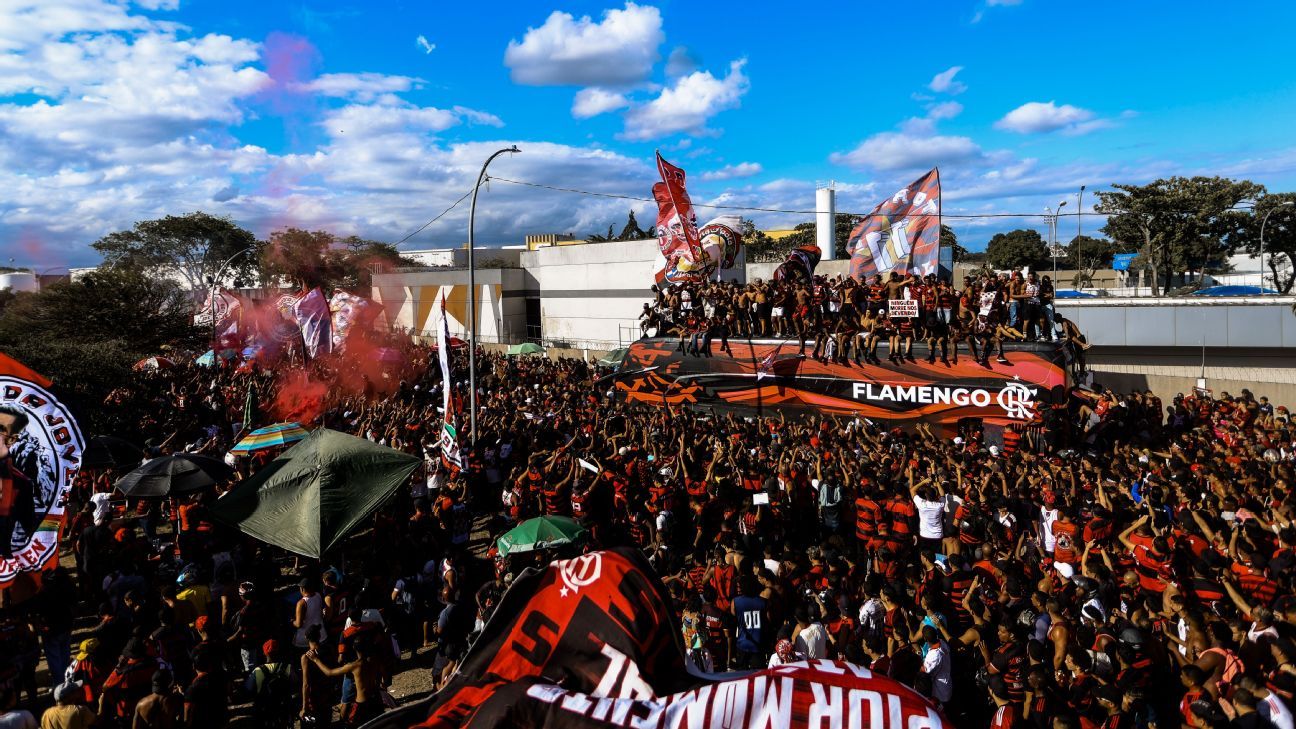 Torcida do Flamengo faz festa emocionante antes de embarque para a Copa Intercontinental