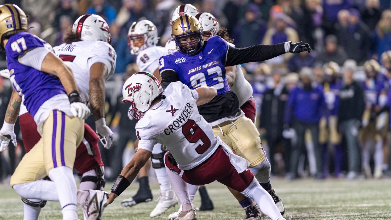 Cool it! JMU AD scolds fans for throwing snowballs