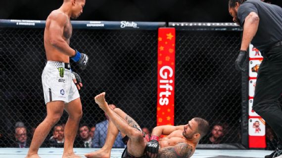 Joshua Van a marqué un TKO à peine 26 secondes après le début de l'événement principal de samedi après qu'Alexandre Pantoja ait semblé souffrir d'une grave blessure au bras gauche lors d'une chute.