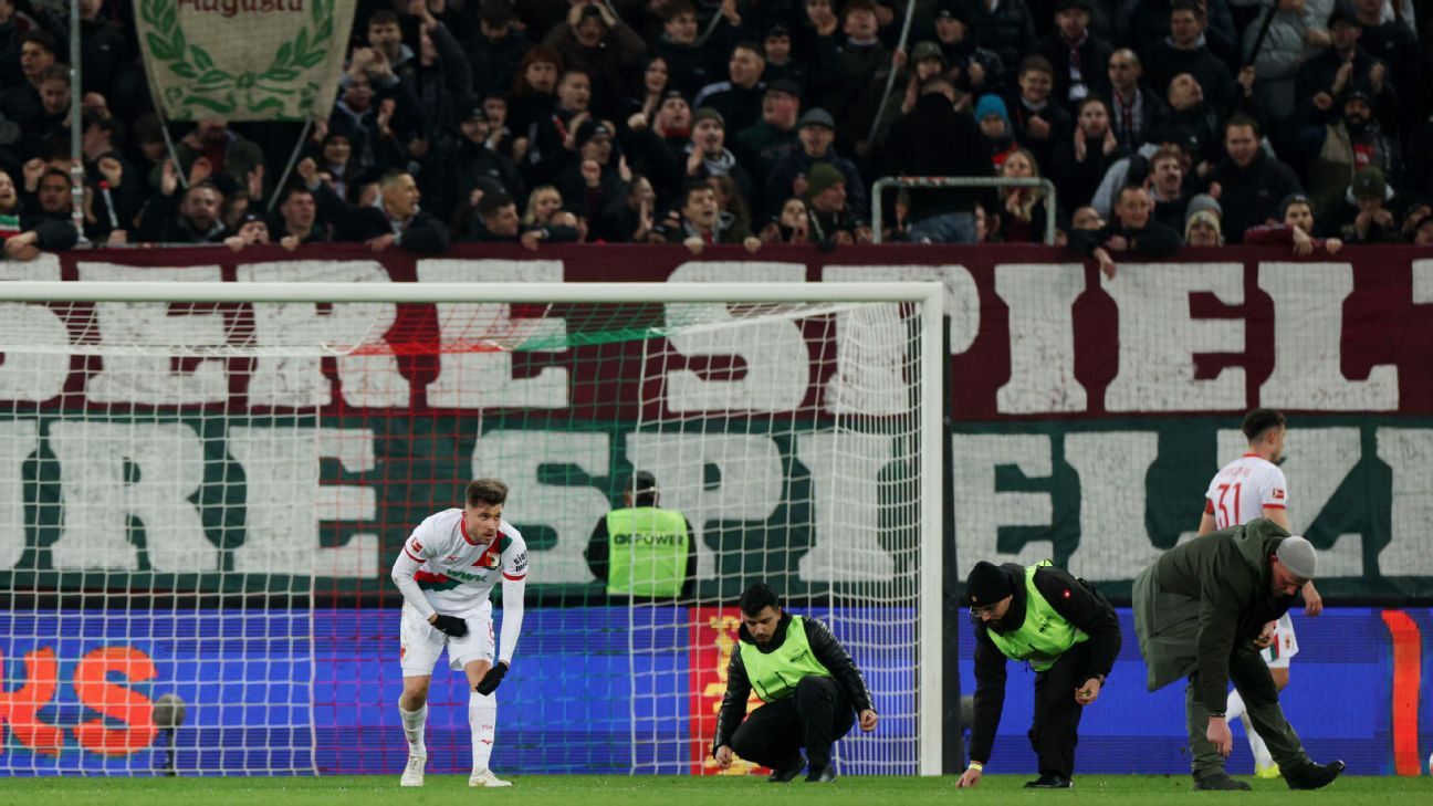 Bundesliga fans protest Thursday kickoff, force pause in game