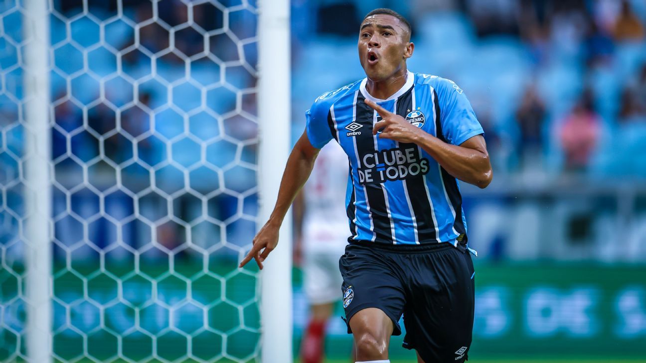 Grêmio goleia São Luiz, assume liderança no Gaúcho com dois gols contra.
