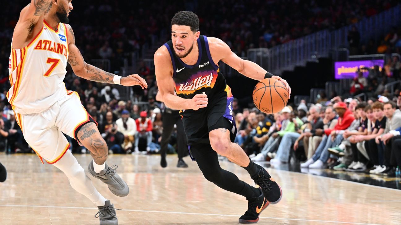 Devin Booker, do Suns, ficou de fora da derrota para o Hawks depois de torcer o tornozelo direito