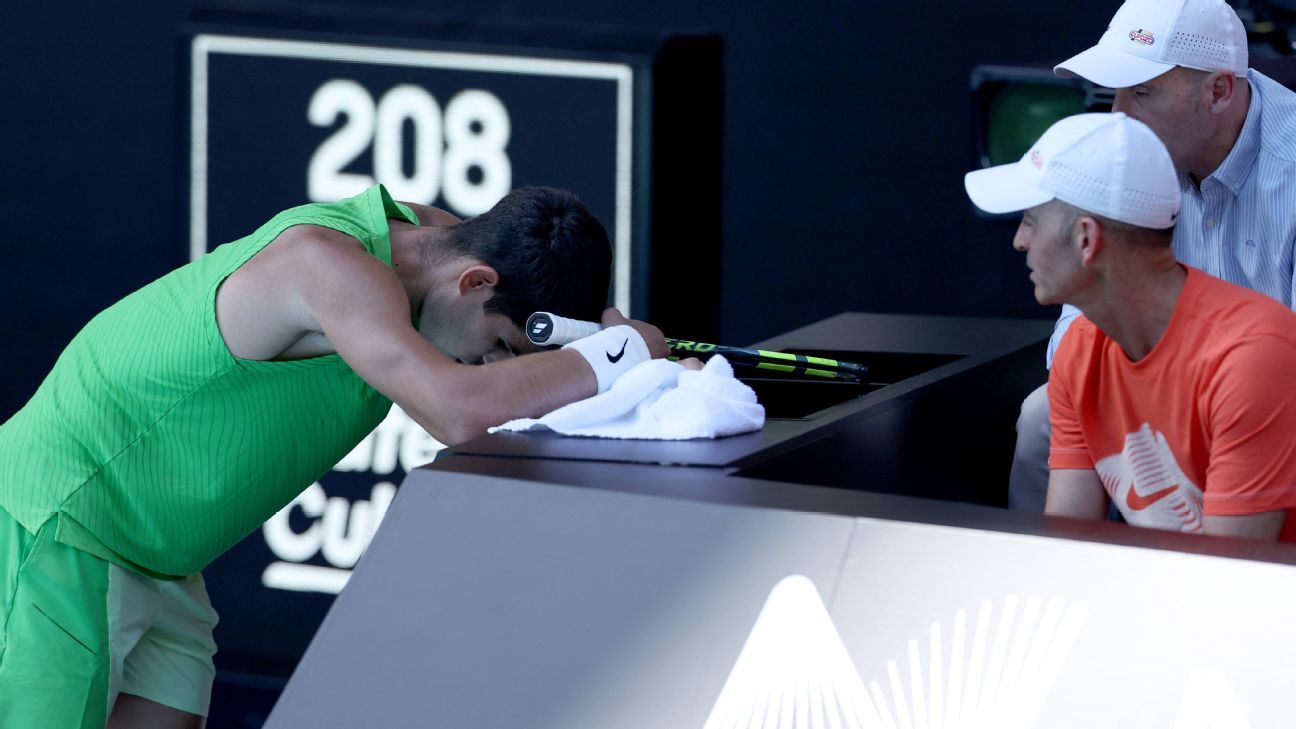 Australian Open live: Alcaraz struggling to move, injured in semifinal vs. Zverev