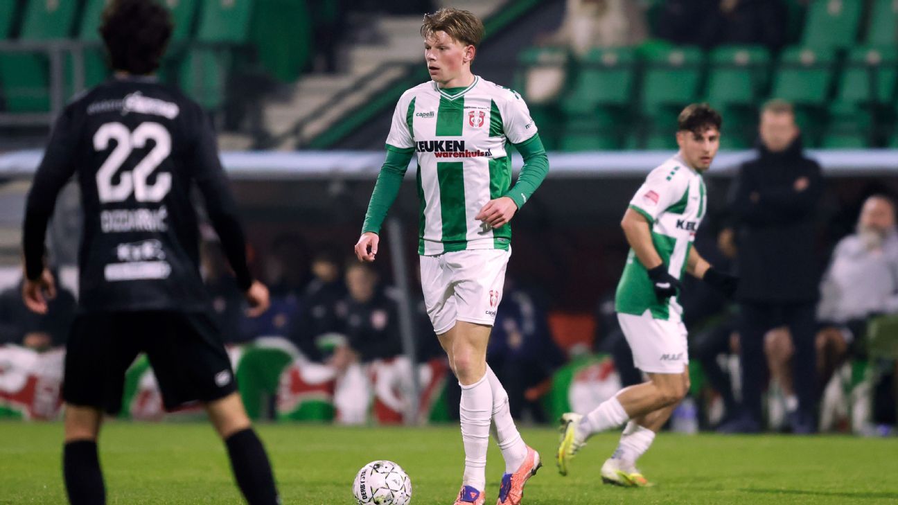 Dordrecht rolt Helmond Sport op met debutant Plug in de basis