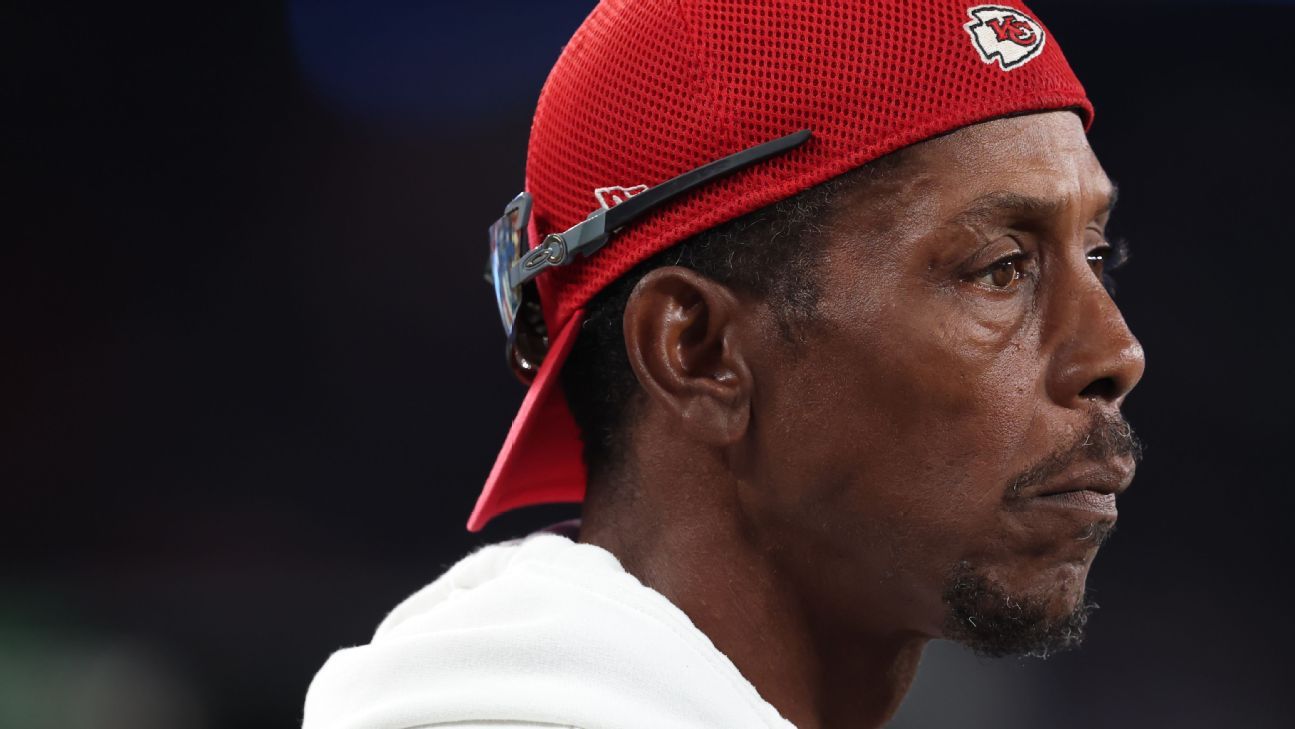 Mahomes' father arrested for violating probation