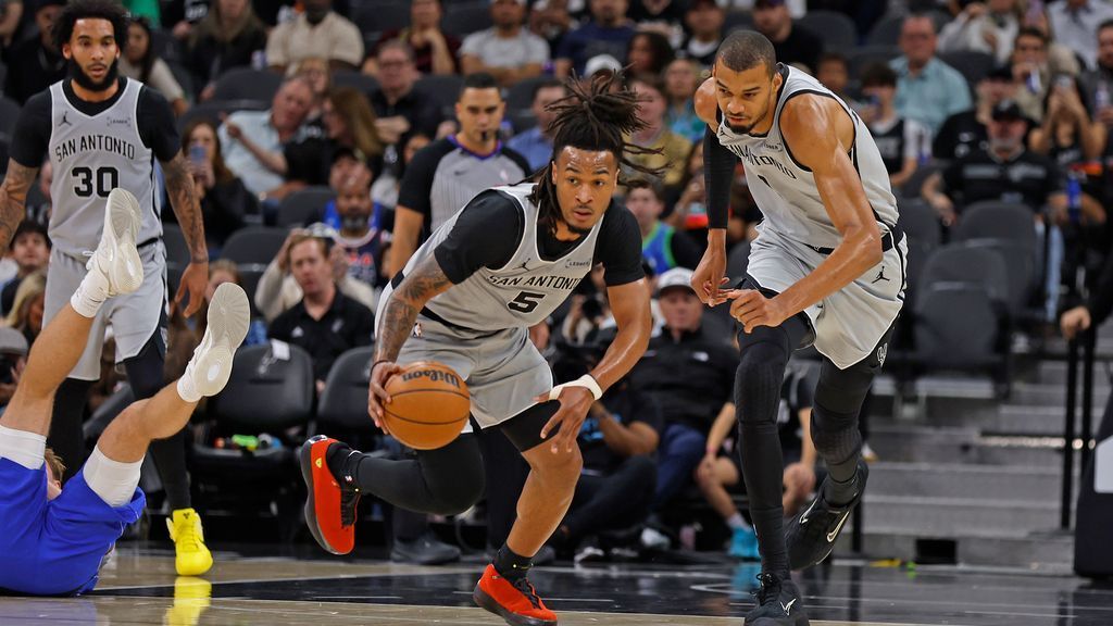 Spurs’ Castle shines with historic 40-point triple-double