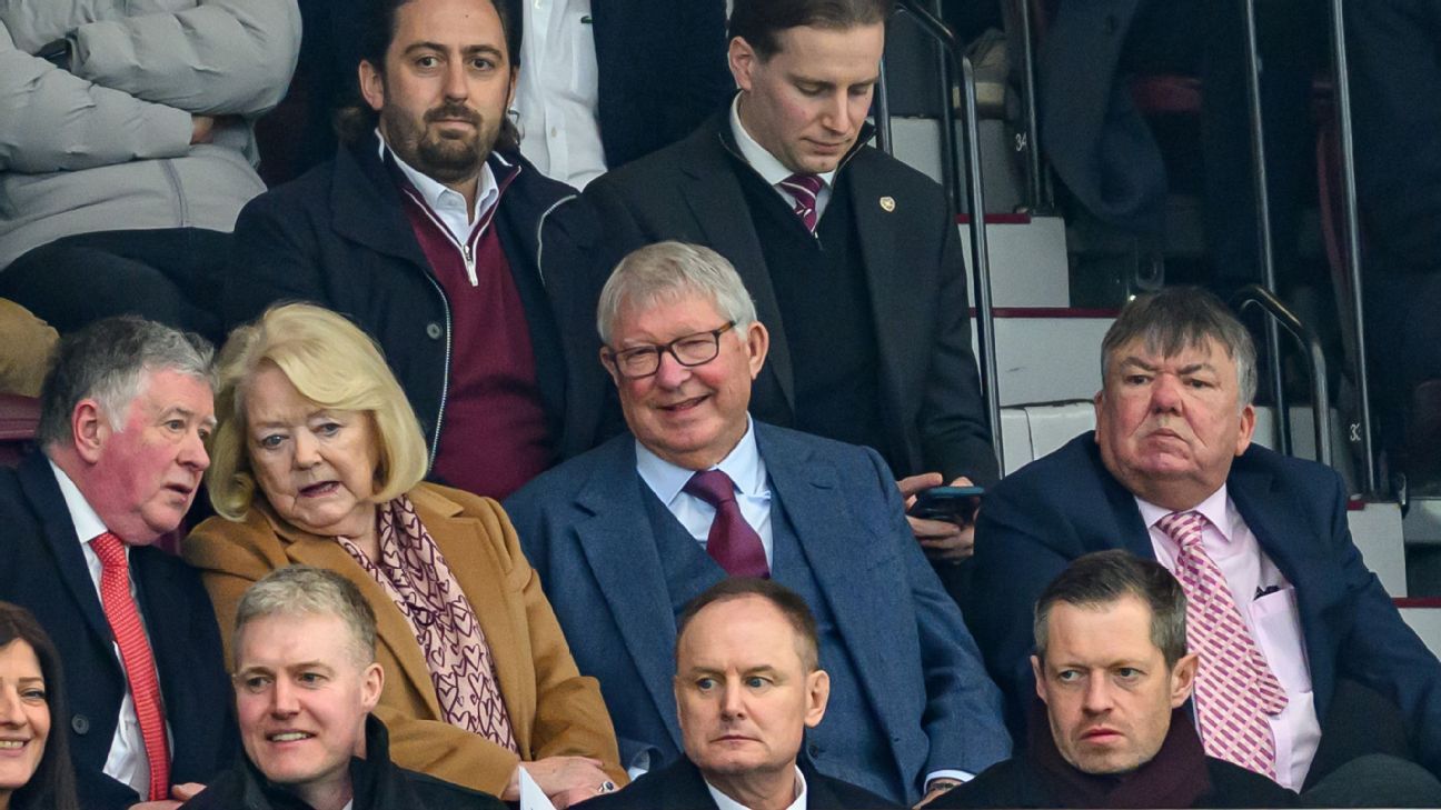 Alex Ferguson watches on as Hearts extend lead