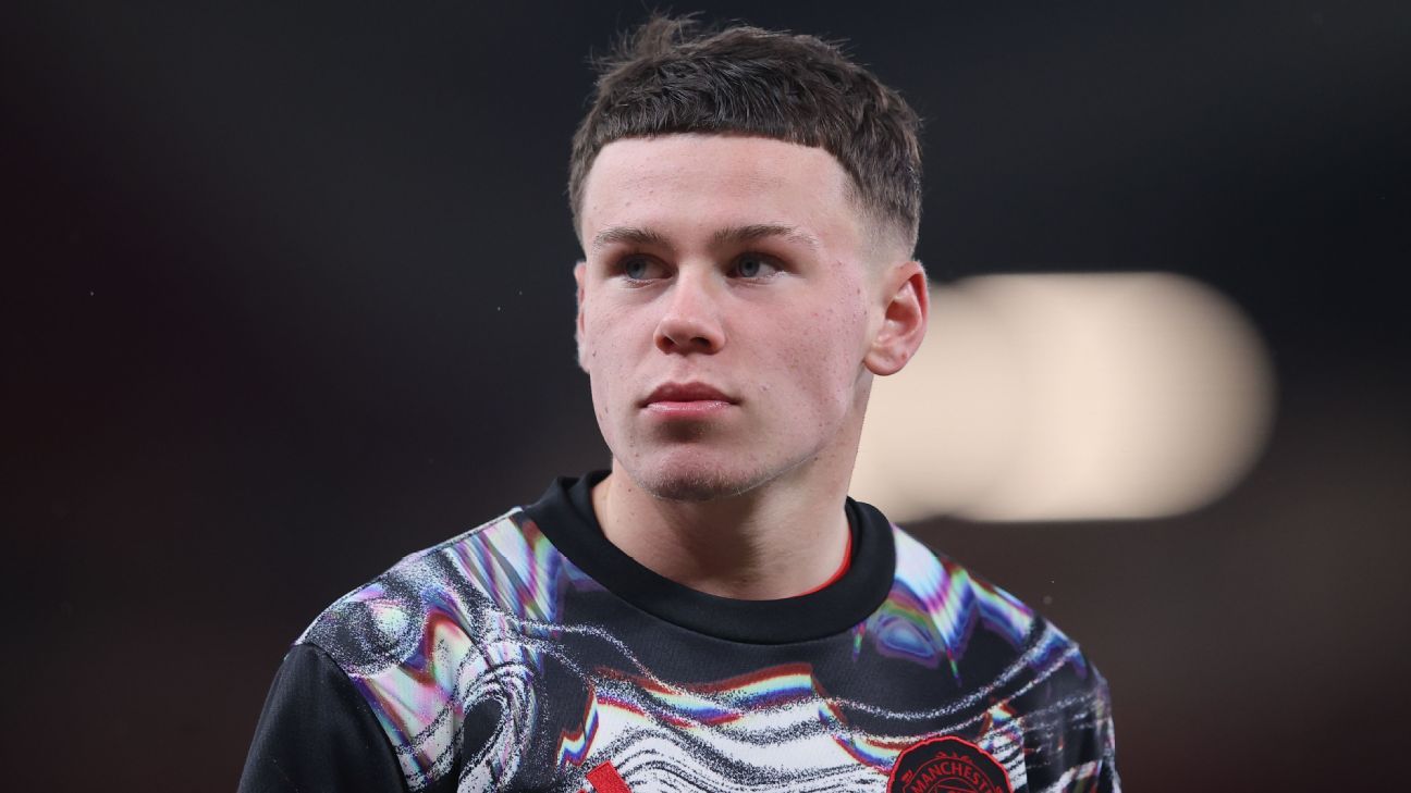 Kye Rooney, 16, assinou contrato com o agente de longa data do pai Wayne