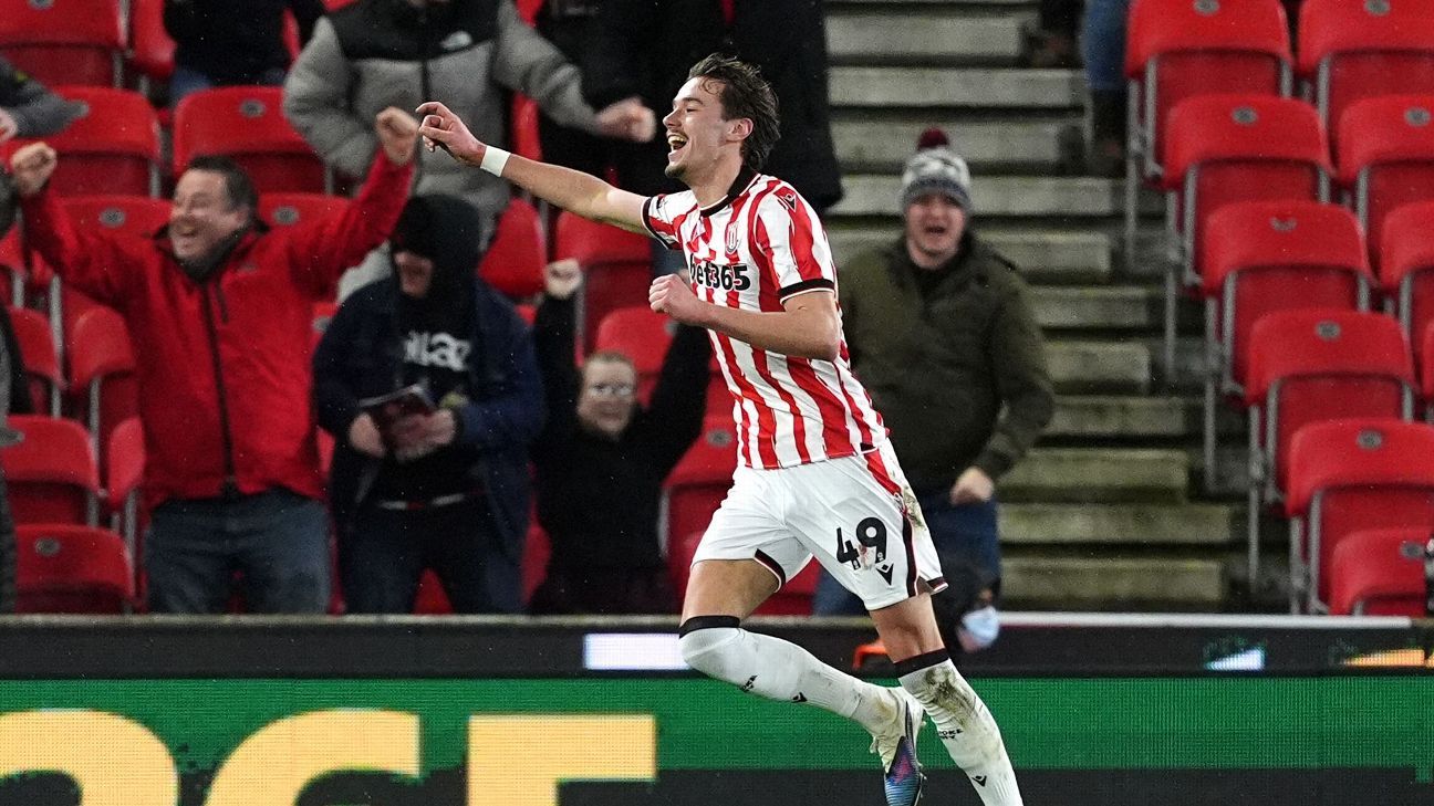 Milan Smit redt punt voor Stoke City in doelpuntenfestijn tegen Ipswich Town