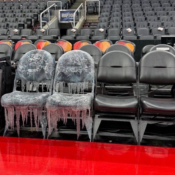 🥶 'Drake's seats froze': Raptors lean into buzz