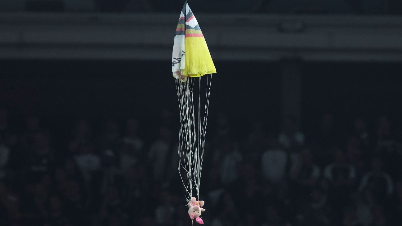 STJD julga Dérbi polêmico com denúncias a gesto obsceno e porco em drone; Corinthians pode perder até 10 mandos