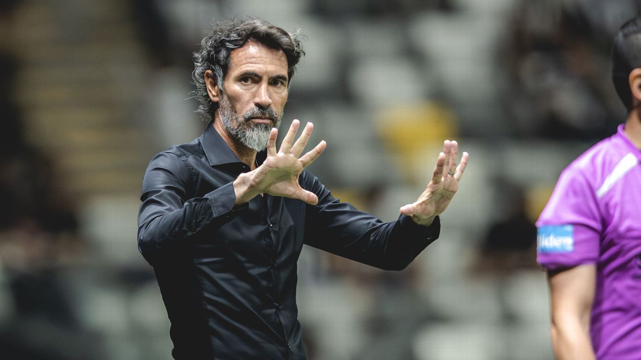 Técnico do Atlético-MG cobra jogadores mesmo após vitória na Sul-Americana e desabafa: 'O livro de desculpas é assim...'