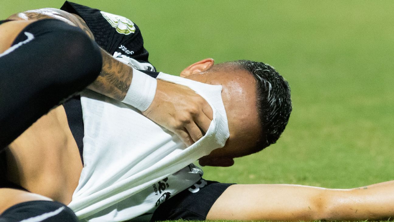 Diniz sobre lesão de atacante do Corinthians que deixou o jogo chorando: 'Torcer para que não seja nada grave'