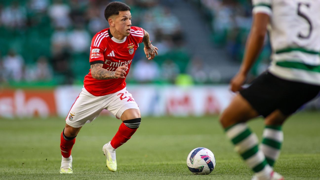 José Mourinho: Gianluca Prestianni, do Benfica, mereceu ovação no primeiro jogo desde a suspensão