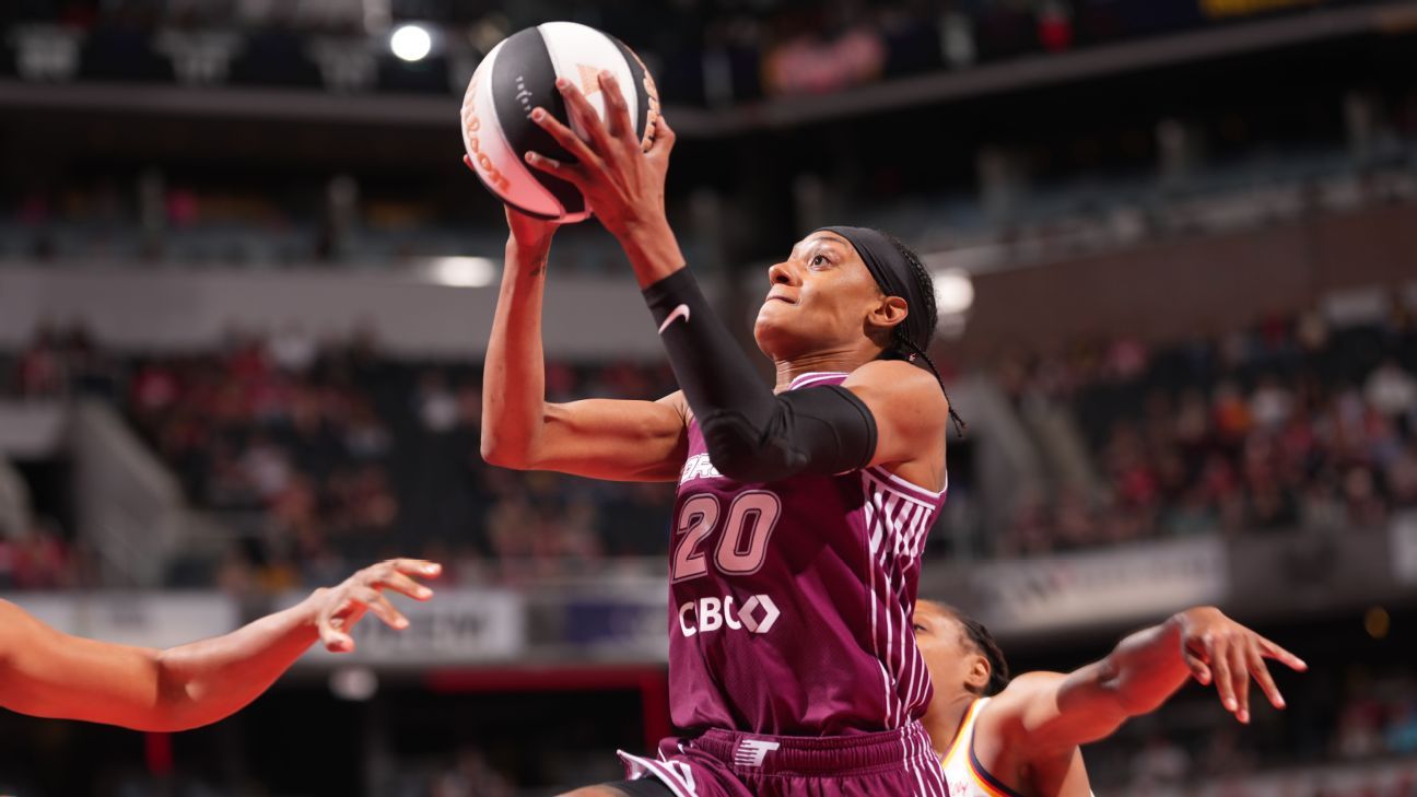 Brittney Sykes sai de quadra após lesão no pé em derrota do Toronto Tempo para o Indiana Fever