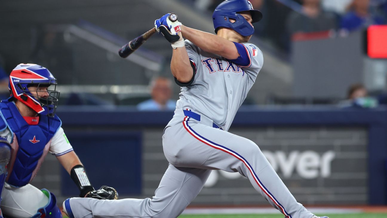 Rangers' Seager exits before at bat due to back