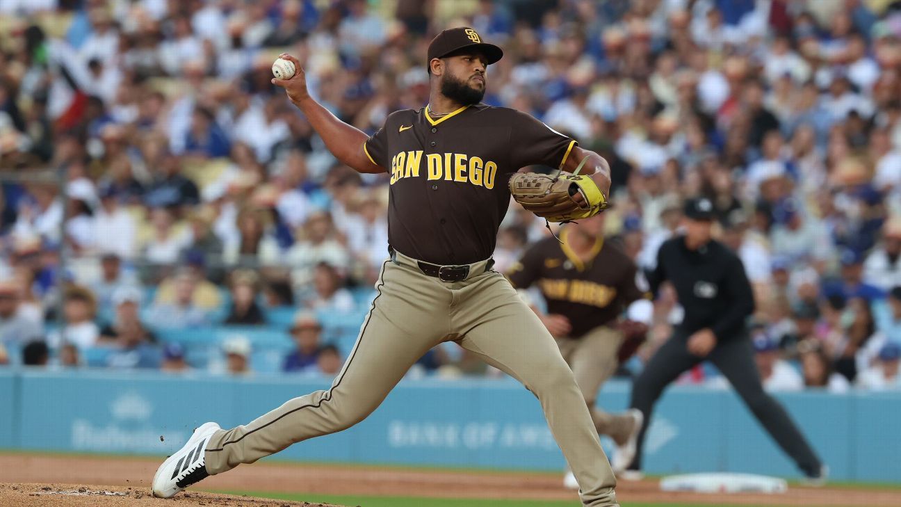 Padres' Vasquez taken to hospital after fainting