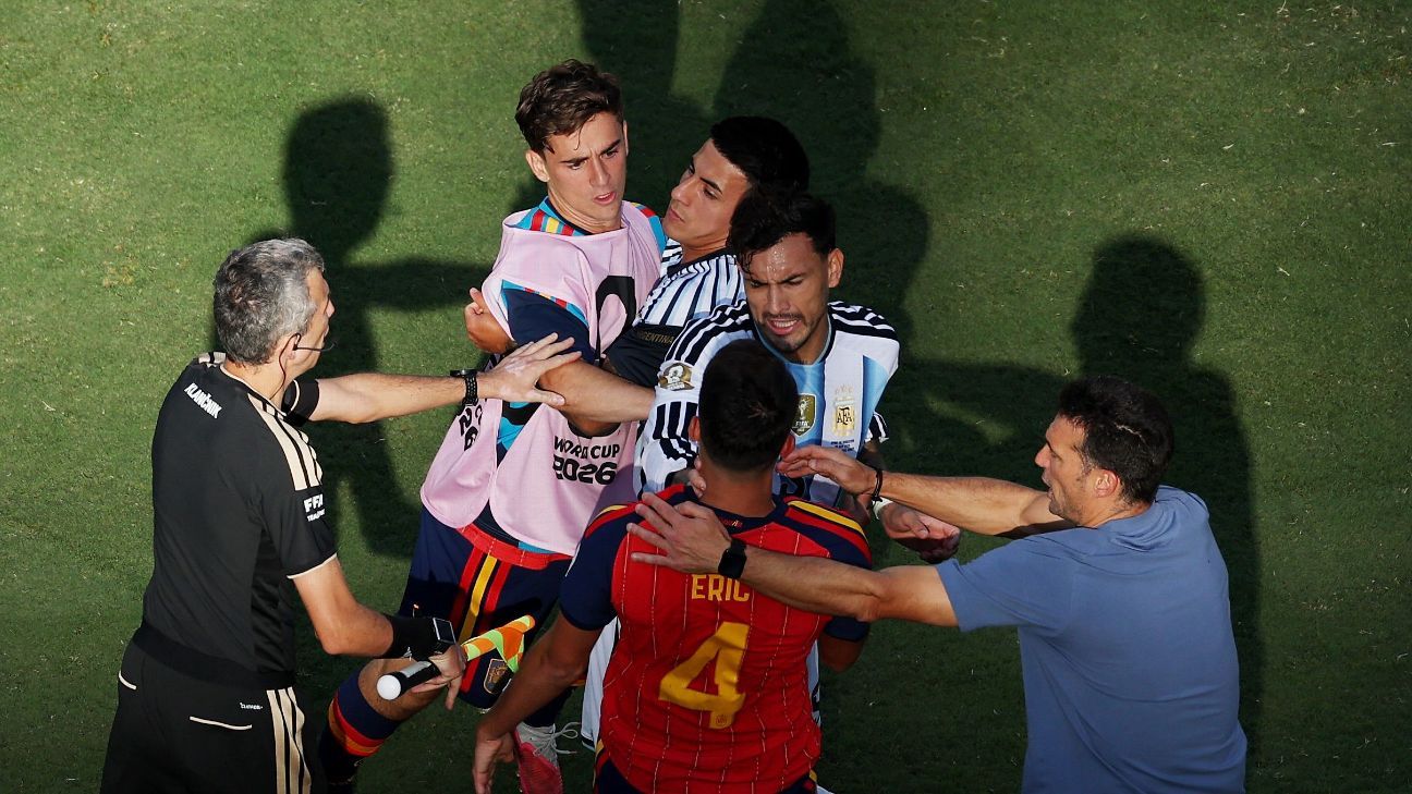 Argentina's Paredes chokes García after WC loss