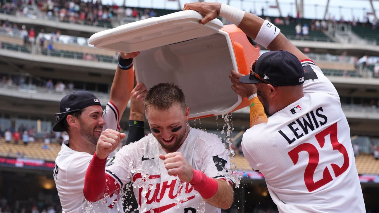 Twins, no-hit for 6, walk it off on Clemens' slam