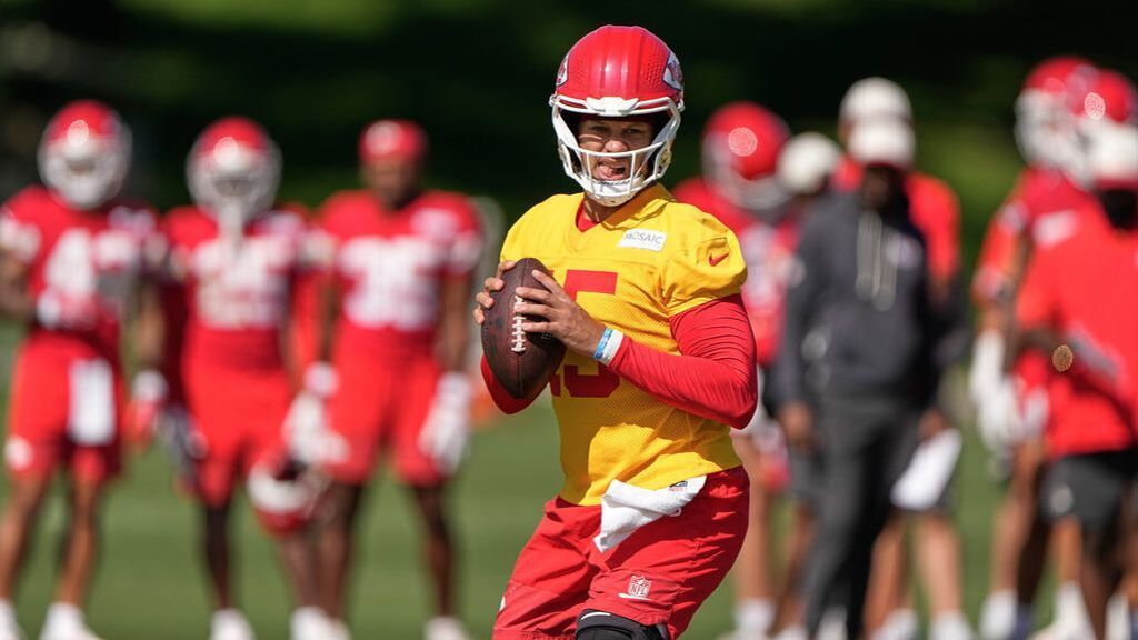 Mahomes testing knee in camp: 'It feels great'