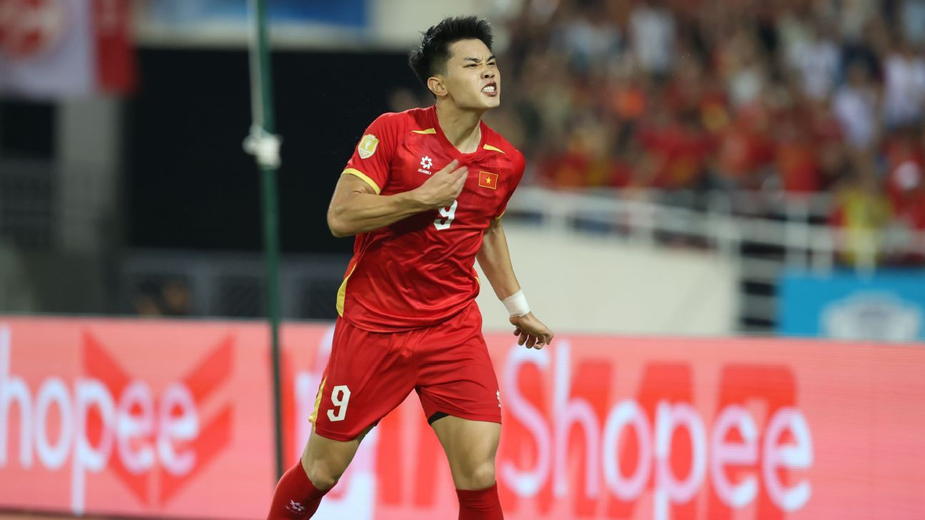 Amid Vietnam's naturalisation movement, golden boot leader Nguyễn Đình Bắc flies homegrown talent flag