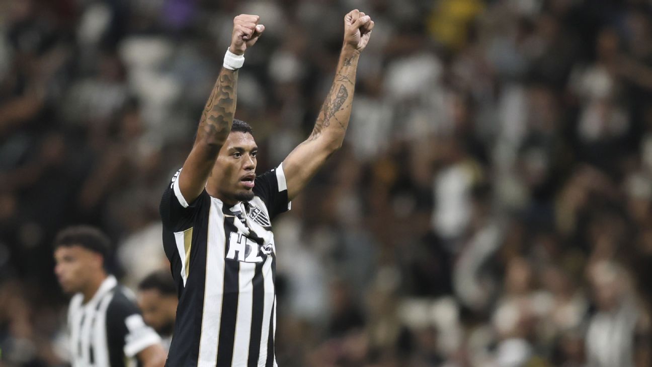 Zagueiro do Atlético-MG leva a pior em disputa com Kaio Jorge, cai de cabeça no gramado e precisa ser substituído na Copa do Brasil