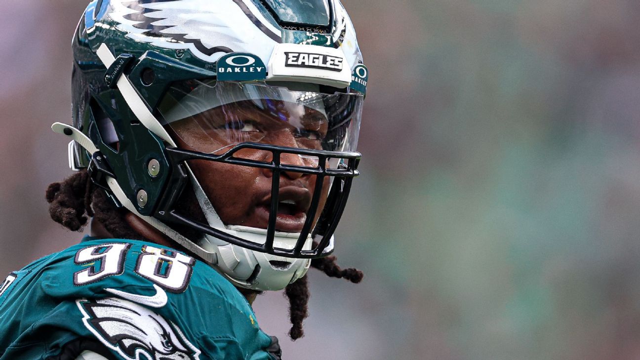 Eagles DT Carter to wear cast on injured wrist: 'Can't let it affect me'
