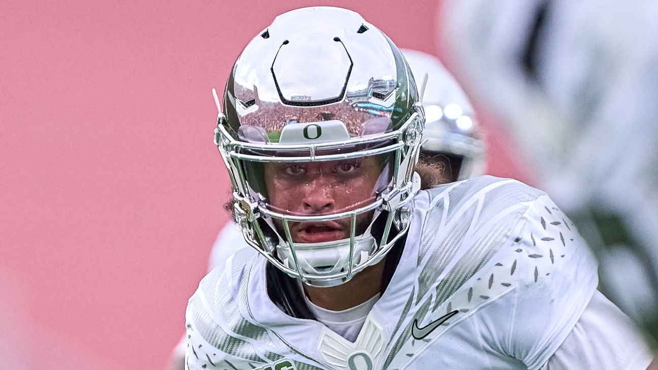 Ducks QB Moore sustains concussion from hit while sliding