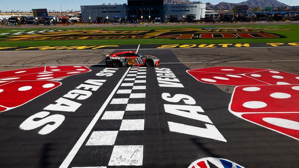 Briscoe fends off Larson's last-lap surge to win in Las Vegas