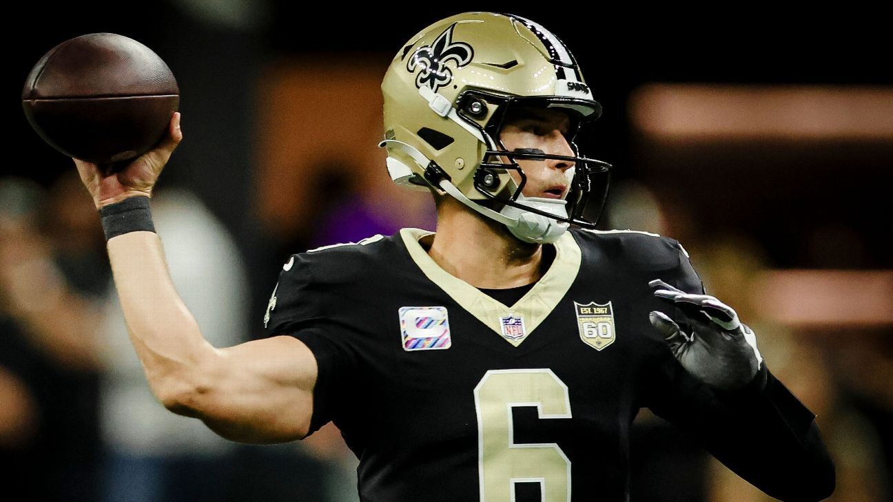 Sources: Saints' Shough playing with 2 broken bones in non-throwing hand