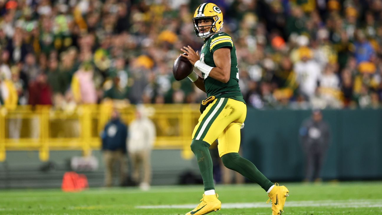 Follow live: Matthew Golden's TD grab puts Packers up two scores