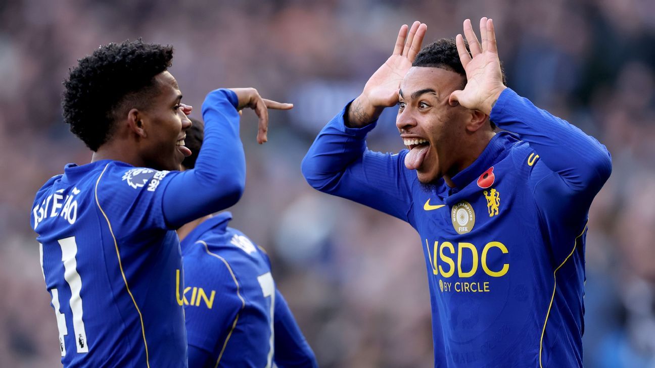 Martinez sent off as Chelsea beat Manchester United