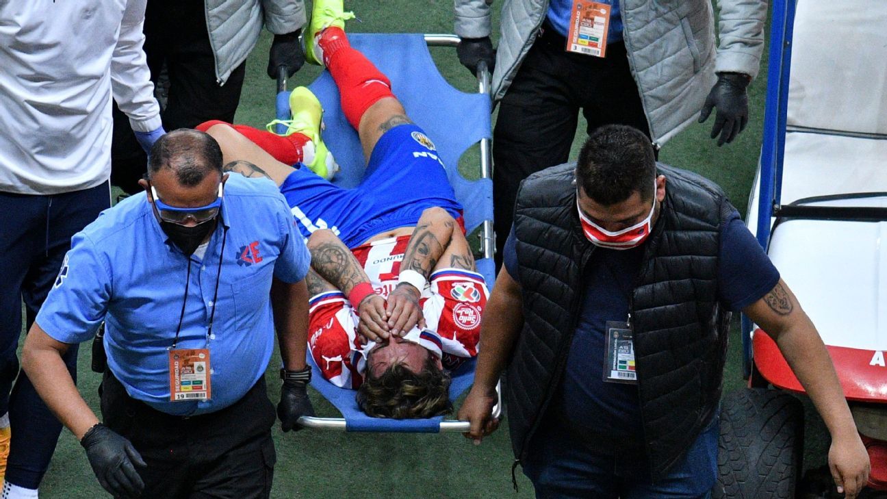 ‘Chicote’ Calderón leaves the stadium in an ambulance and is being revised at the hospital through the Classic