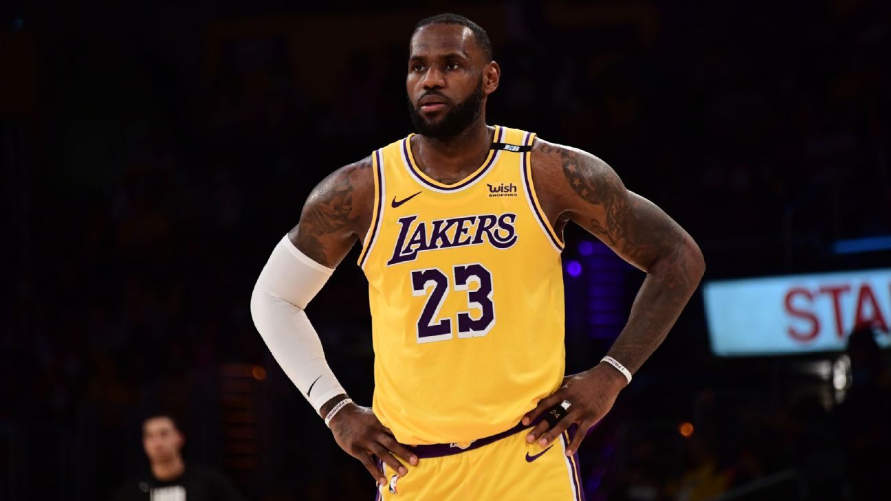 Bintang Los Angeles Lakers, LeBron James kembali dari cedera pada Jumat malam di Boston Celtics