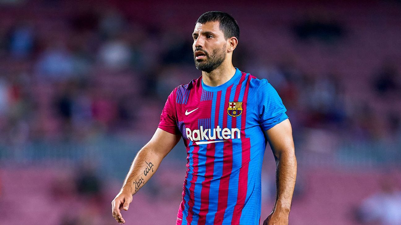 Sergio Aguero dari Barcelona mengumumkan pensiun dari sepak bola karena kondisi jantungnya