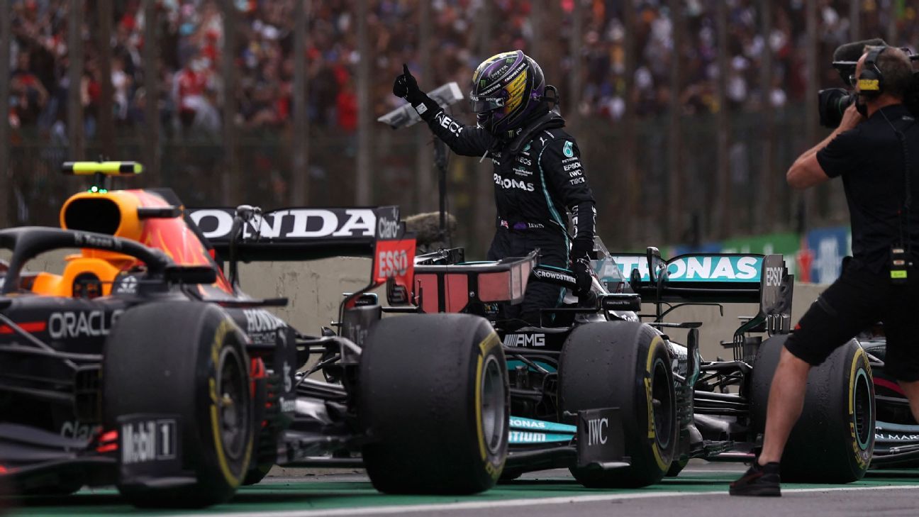Lewis Hamilton brilian, Mercedes menantang pada hari drama yang luar biasa di F1