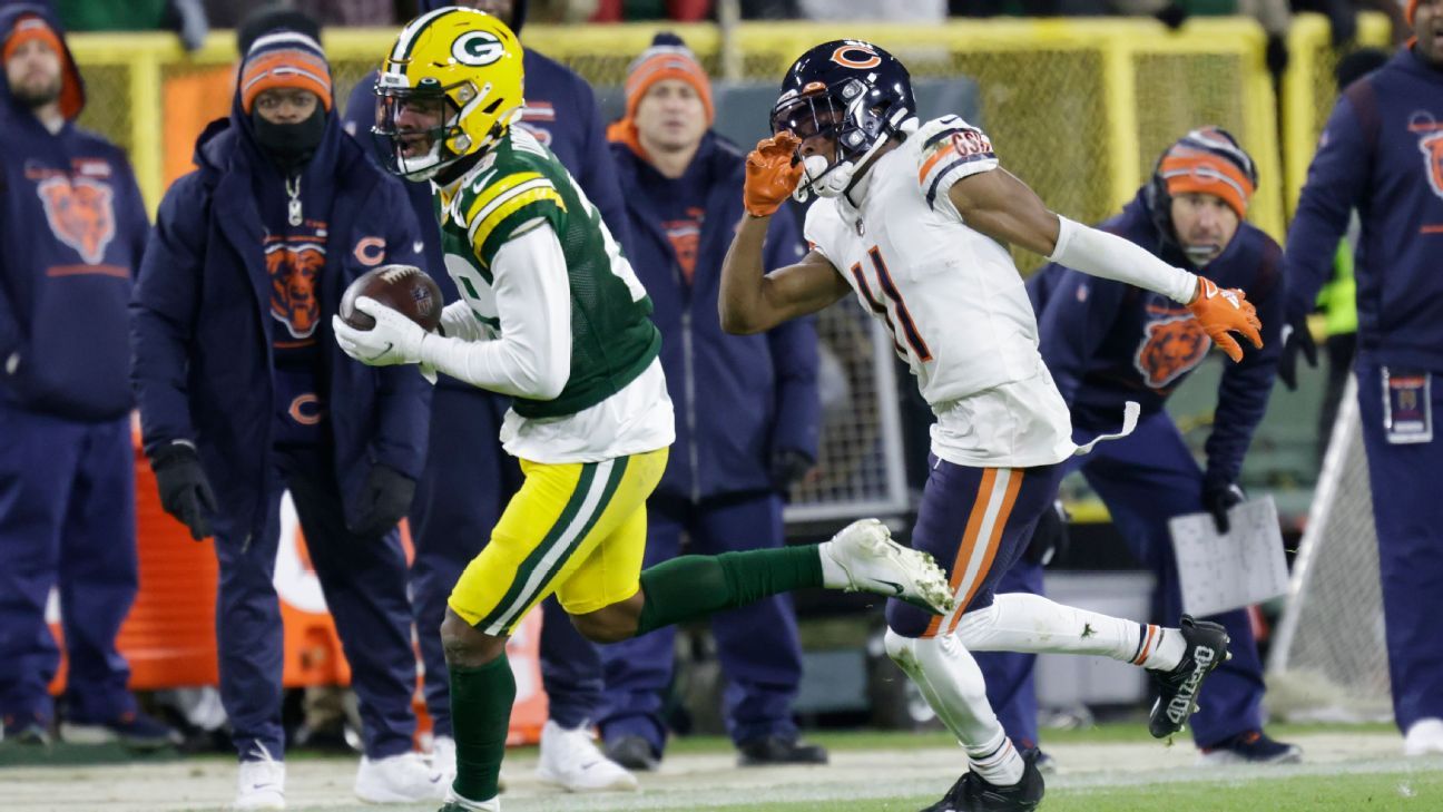 Packers CB Rasul Douglas mengambil Bears’ Justin Fields dan berlomba sejauh 55 yard untuk touchdown